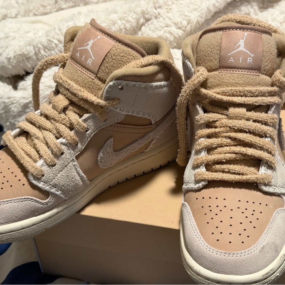 Nike Air Jordan 1 Mid Beige and Blush Suede Sneakers HEMP

Only worn it once - Picture 3 of 6